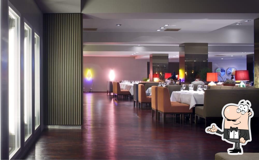 Посмотрите на внутренний интерьер "Grill Royal".