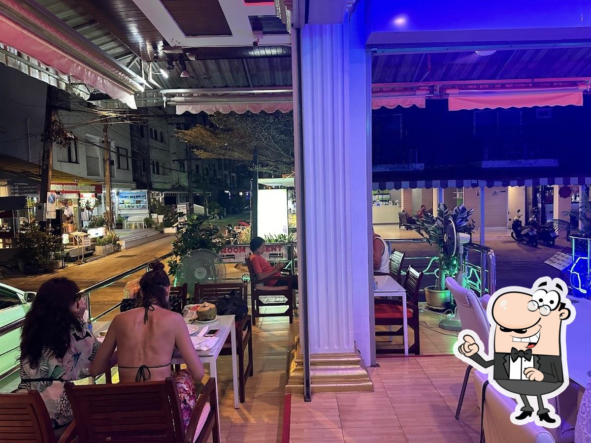 Посмотрите на внутренний интерьер "Orange Restaurant".