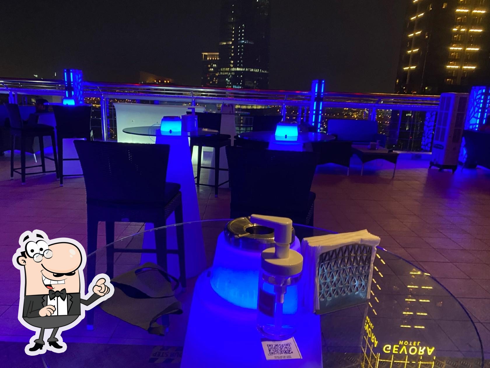Посмотрите на внутренний интерьер "Level 43 Sky Lounge".