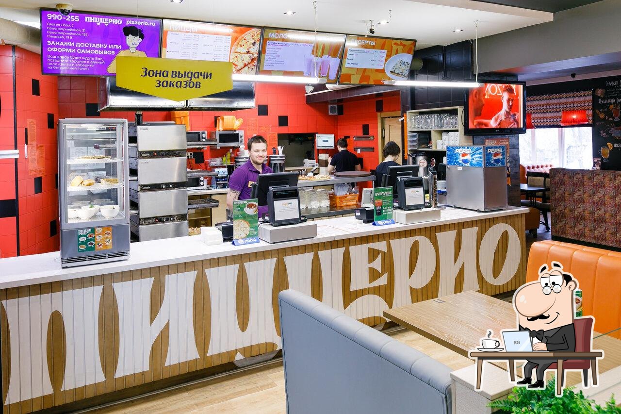 Посмотрите на внутренний интерьер "Пицце-Рио".