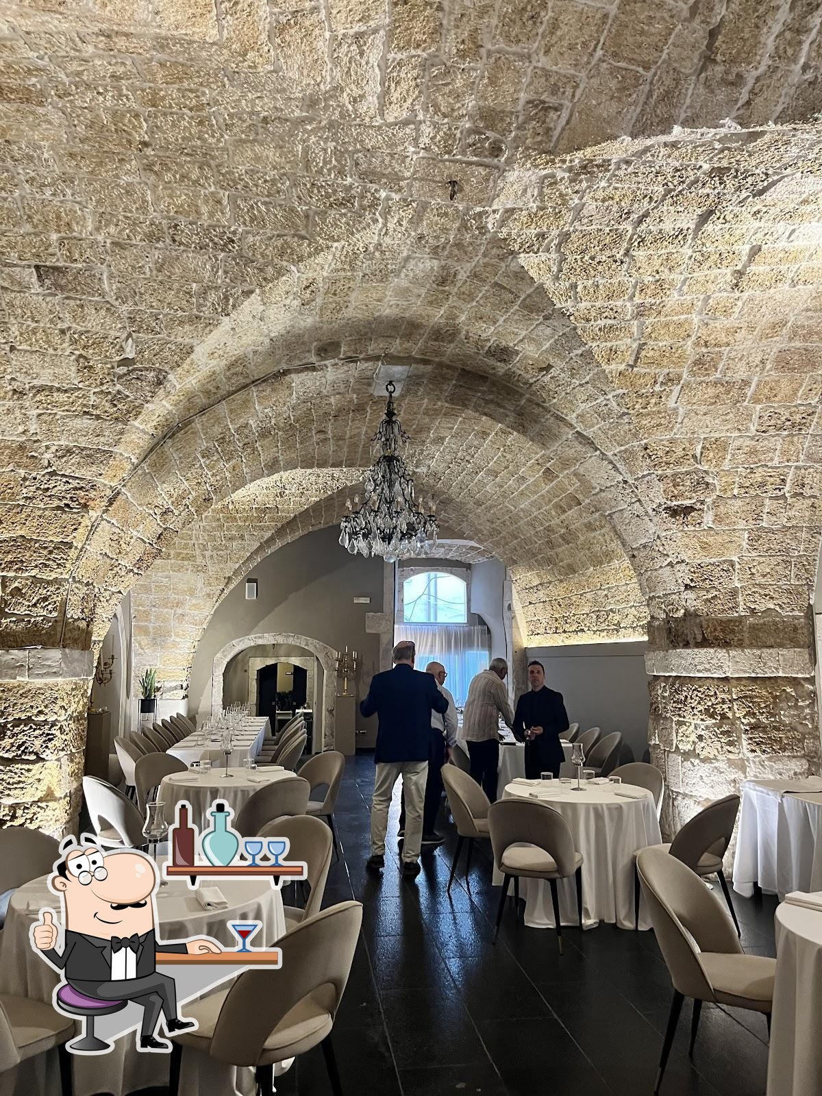 Посмотрите на внутренний интерьер "Ristorante Regina Lucia".