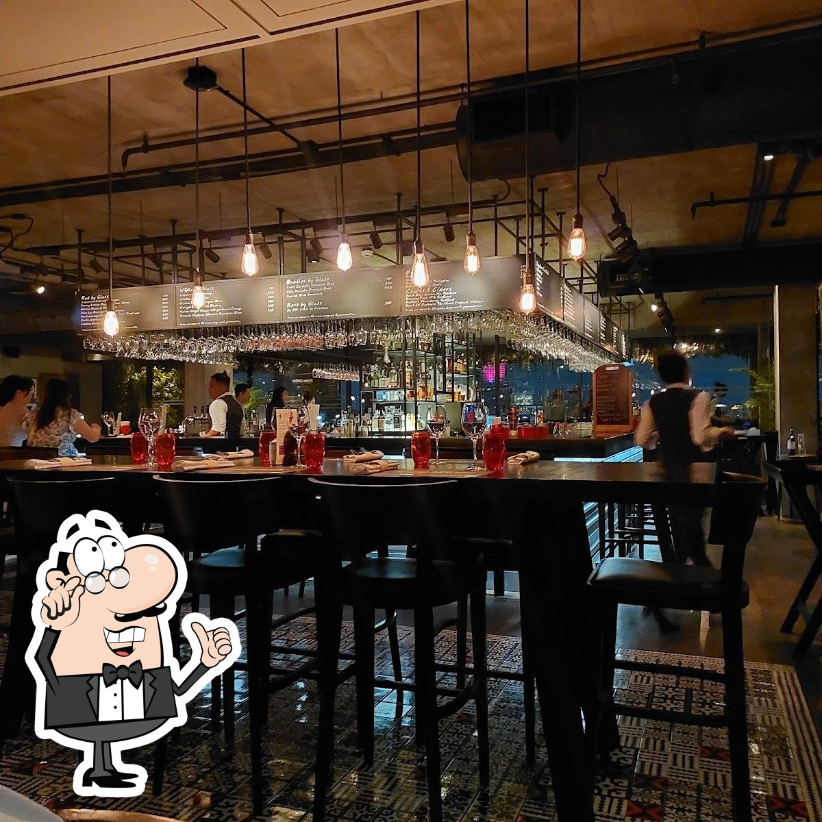 Посмотрите на внутренний интерьер "Scarlett Wine Bar & Restaurant".