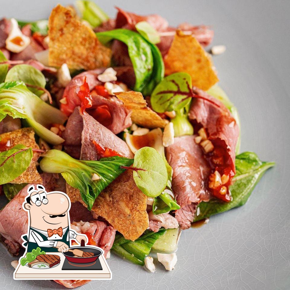 Закажите мясные блюда из меню.