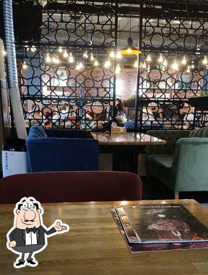 Посмотрите на внутренний интерьер "Anatolian Grill".