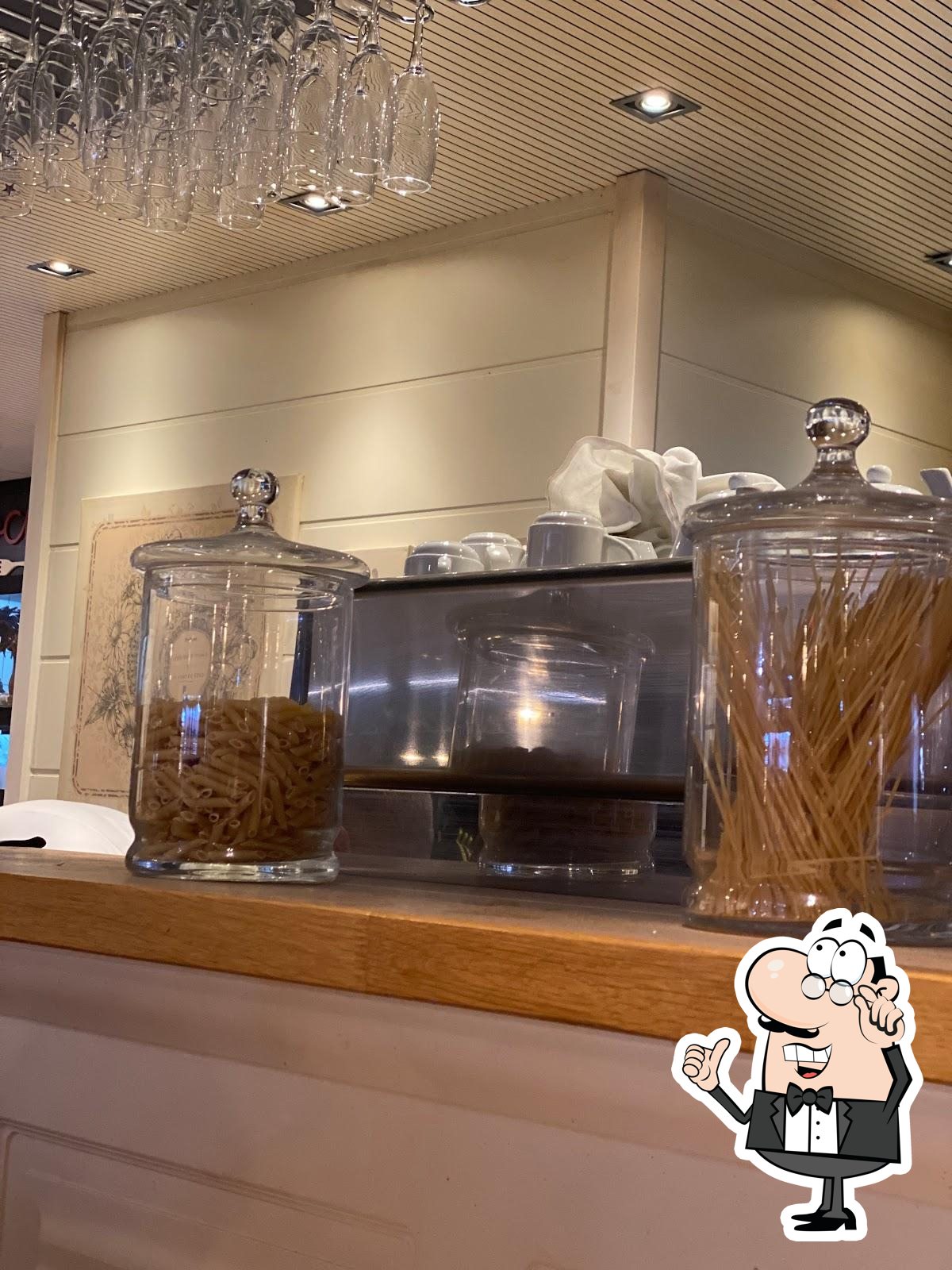 Посмотрите на внутренний интерьер "La Poma Restaurant".
