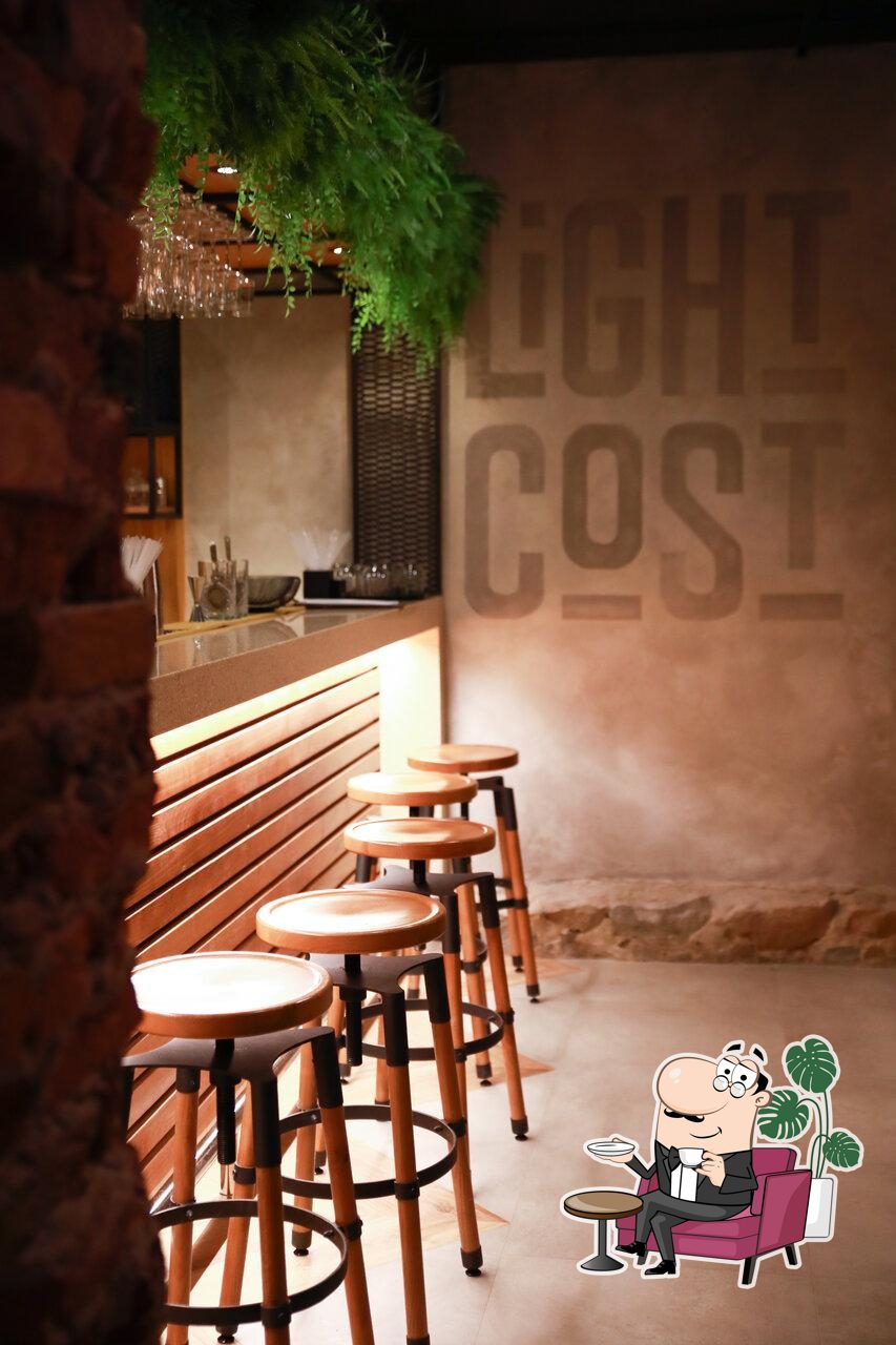 Посмотрите на внутренний интерьер "Light Cost".