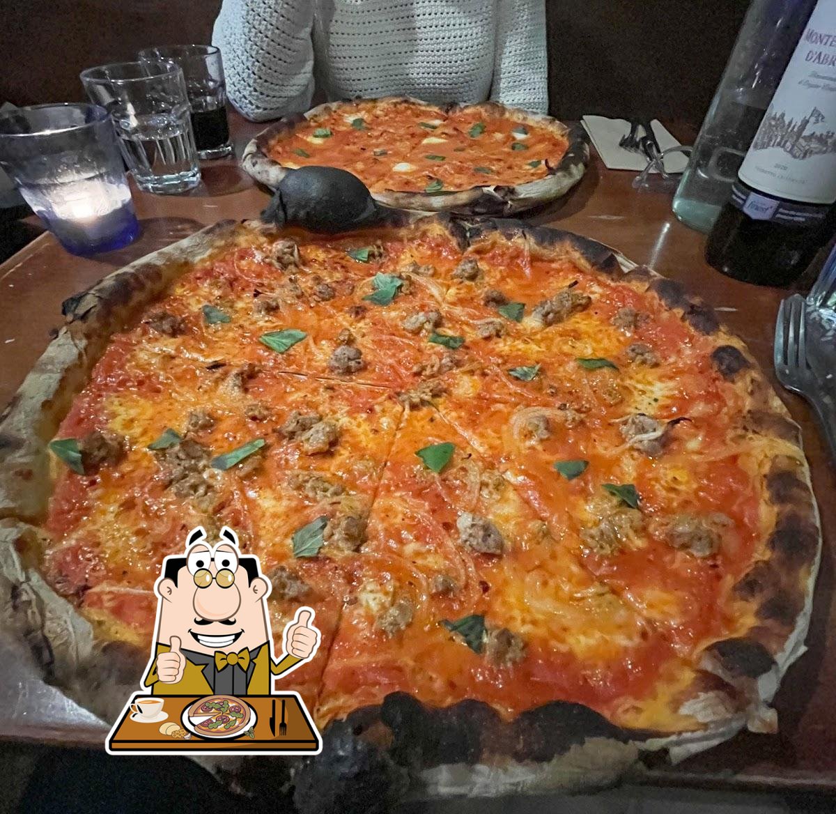 В "Errol's Hot Pizza" вы можете попробовать  пиццу.