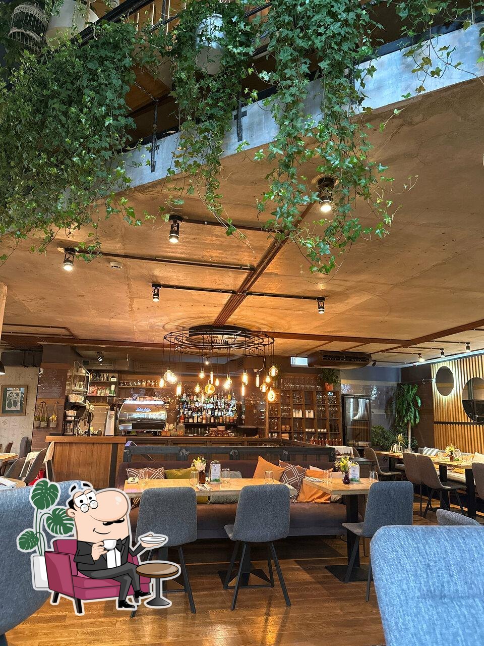 Забронируйте столик в "Food Embassy".