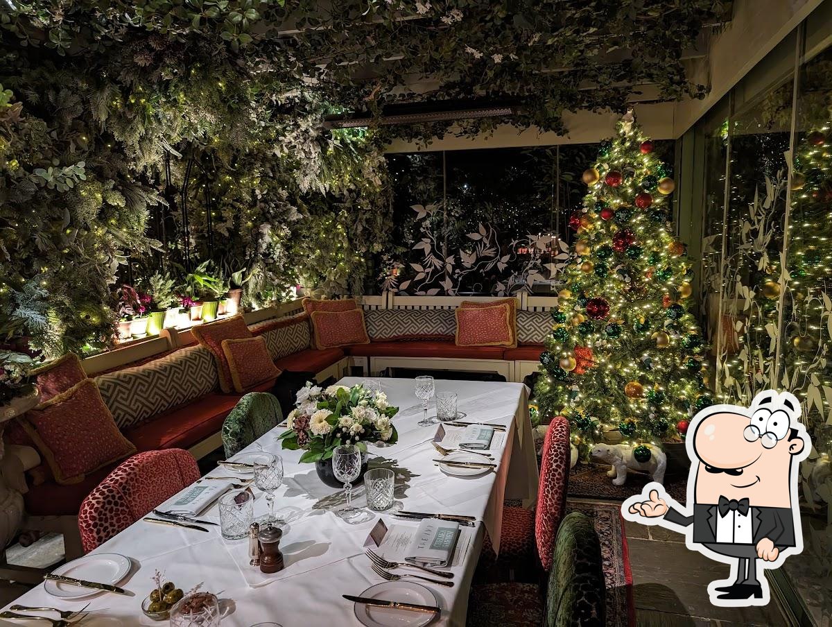 Посмотрите на внутренний интерьер "The Ivy Chelsea Garden".