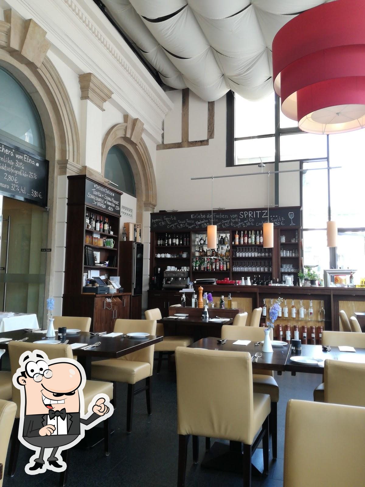 Посмотрите на внутренний интерьер "Delizia Ristorante & Weinbar".