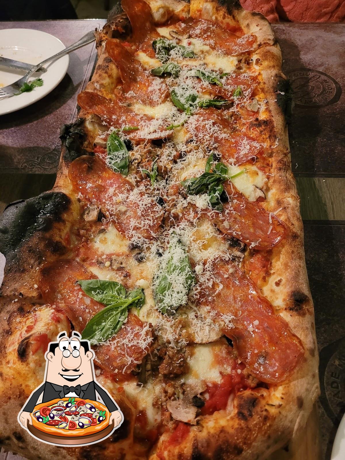 В "Goodfellas Wood Oven Pizza" вы можете  отведать пиццу.