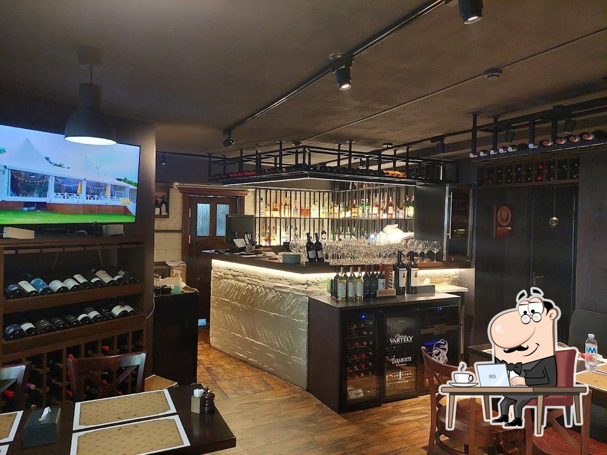 Интерьер "Kiku Steak & Wine".