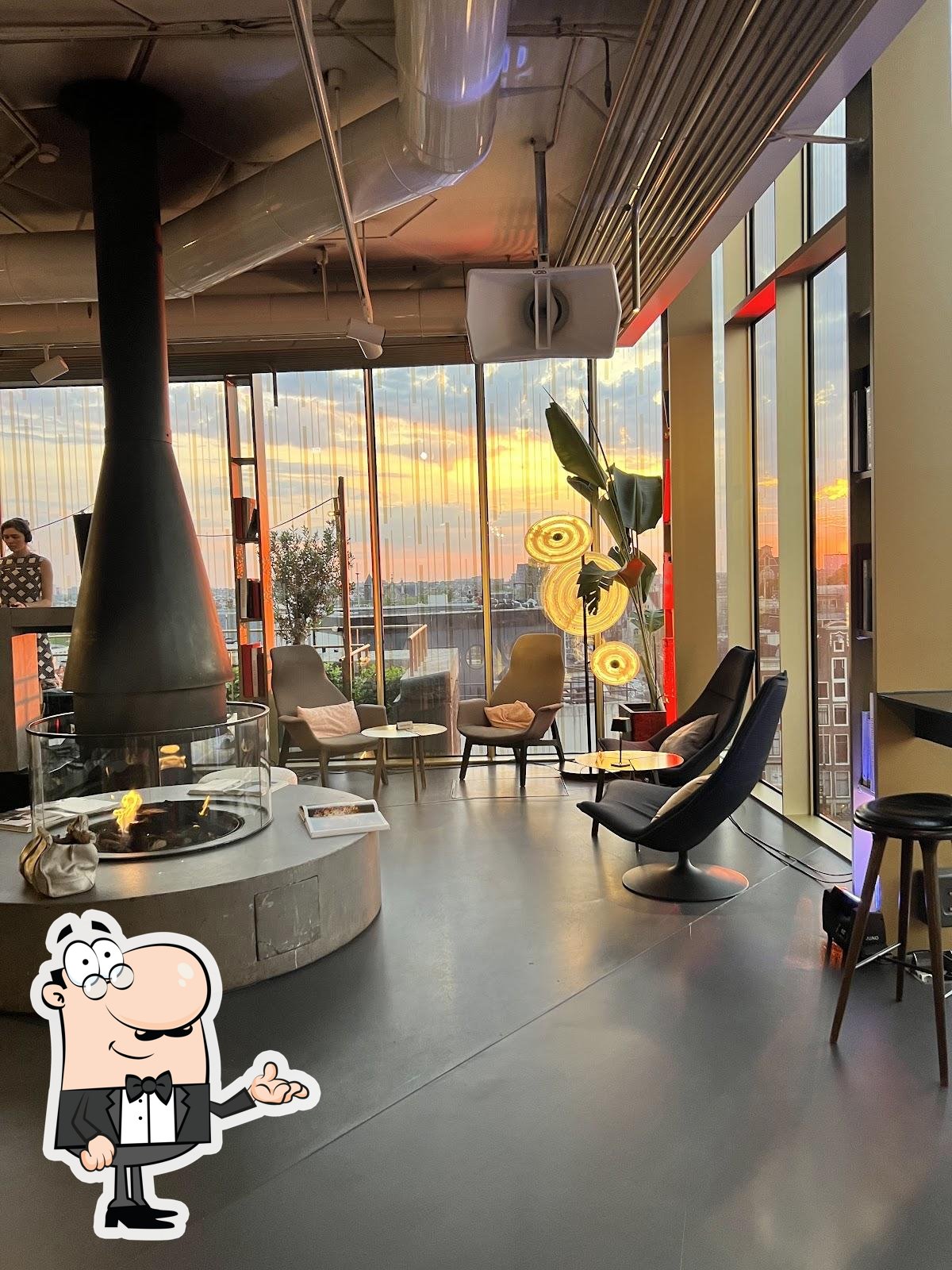 Забронируйте столик в "W Lounge".