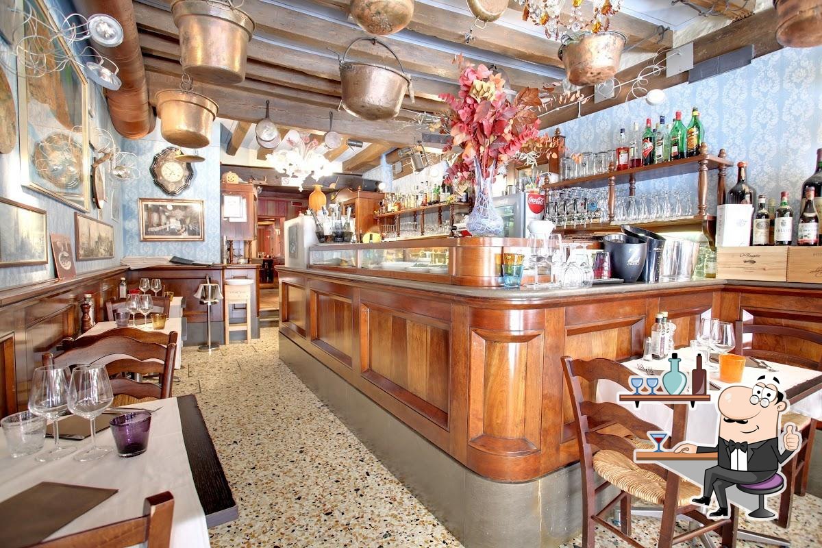 Посмотрите на внутренний интерьер "Osteria Al Pozzo Roverso".