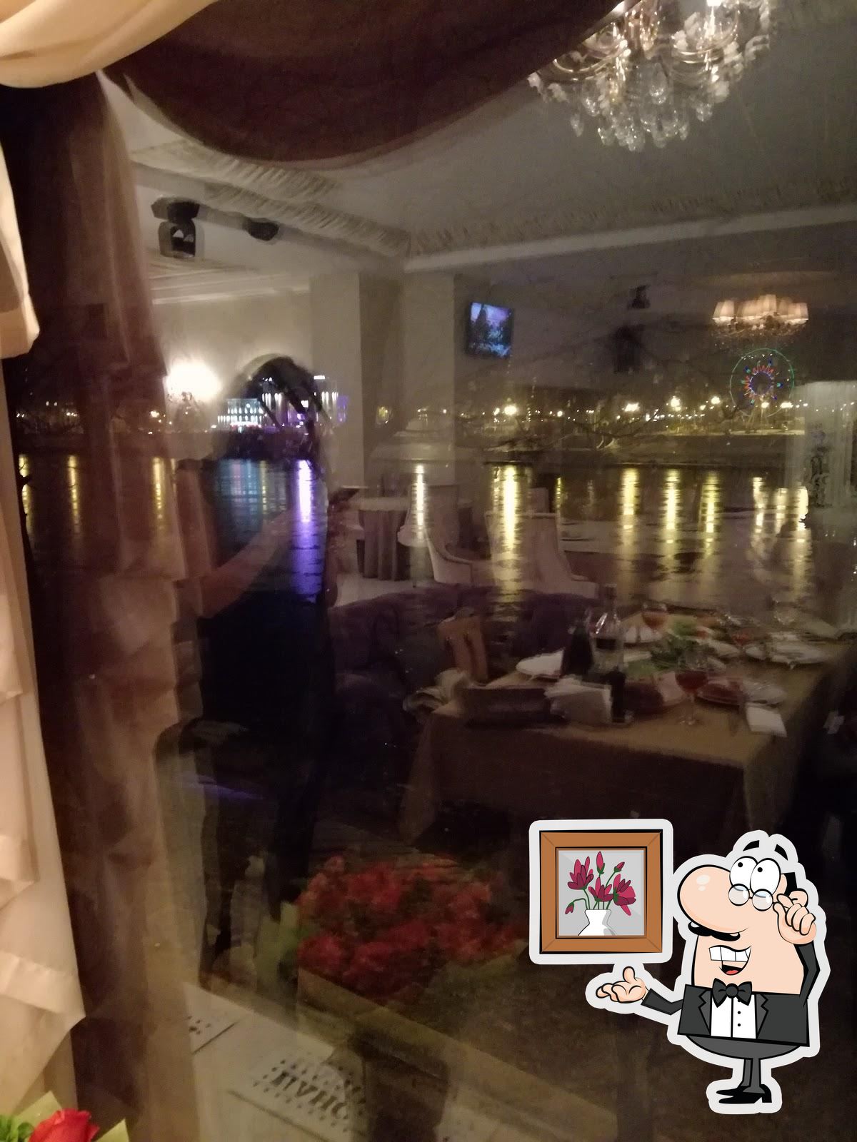 Посмотрите на внутренний интерьер "Парус".