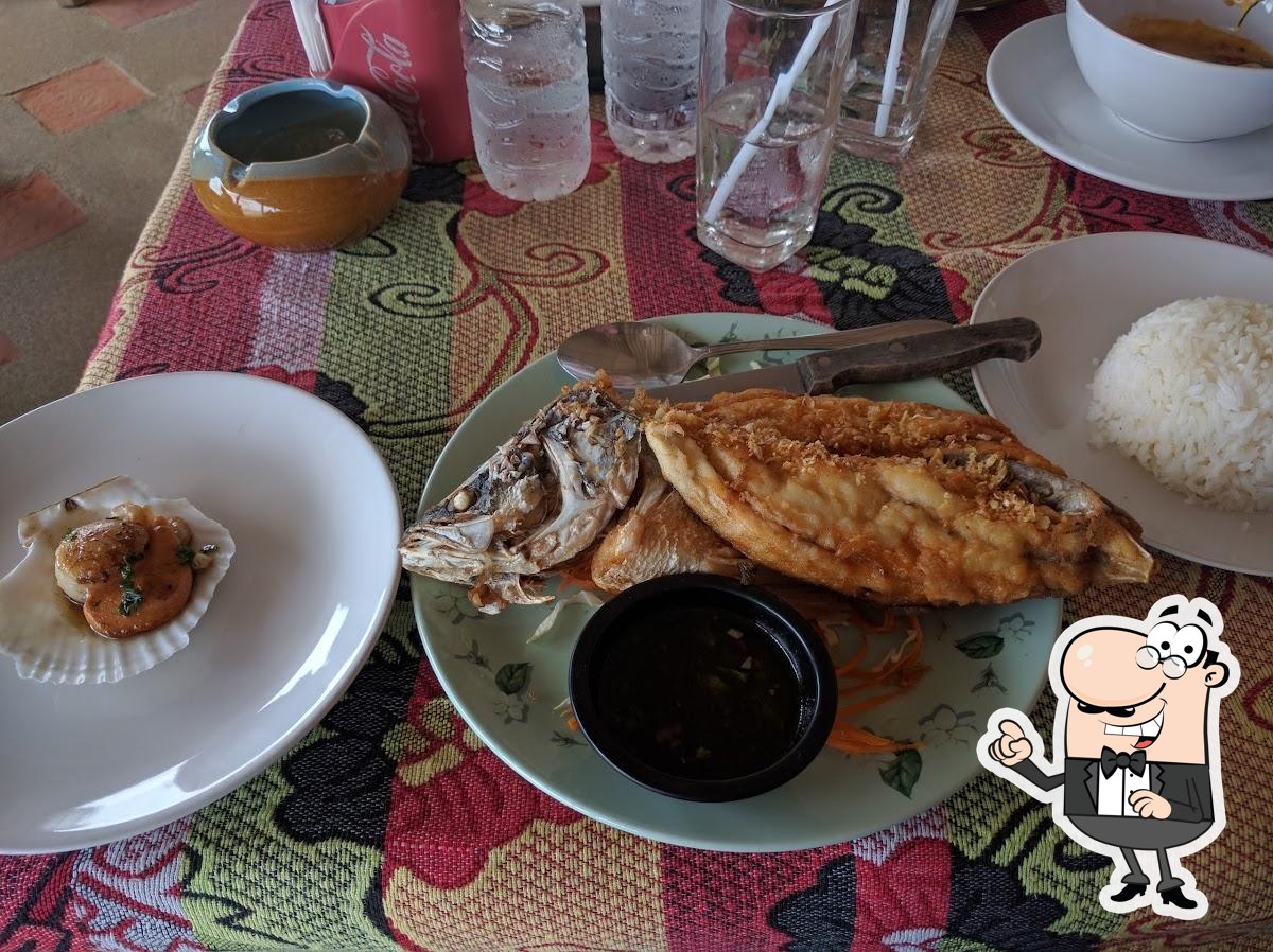 Посмотрите на внутренний интерьер "ร้านอาหารคุณส้ม Som Restaurant".