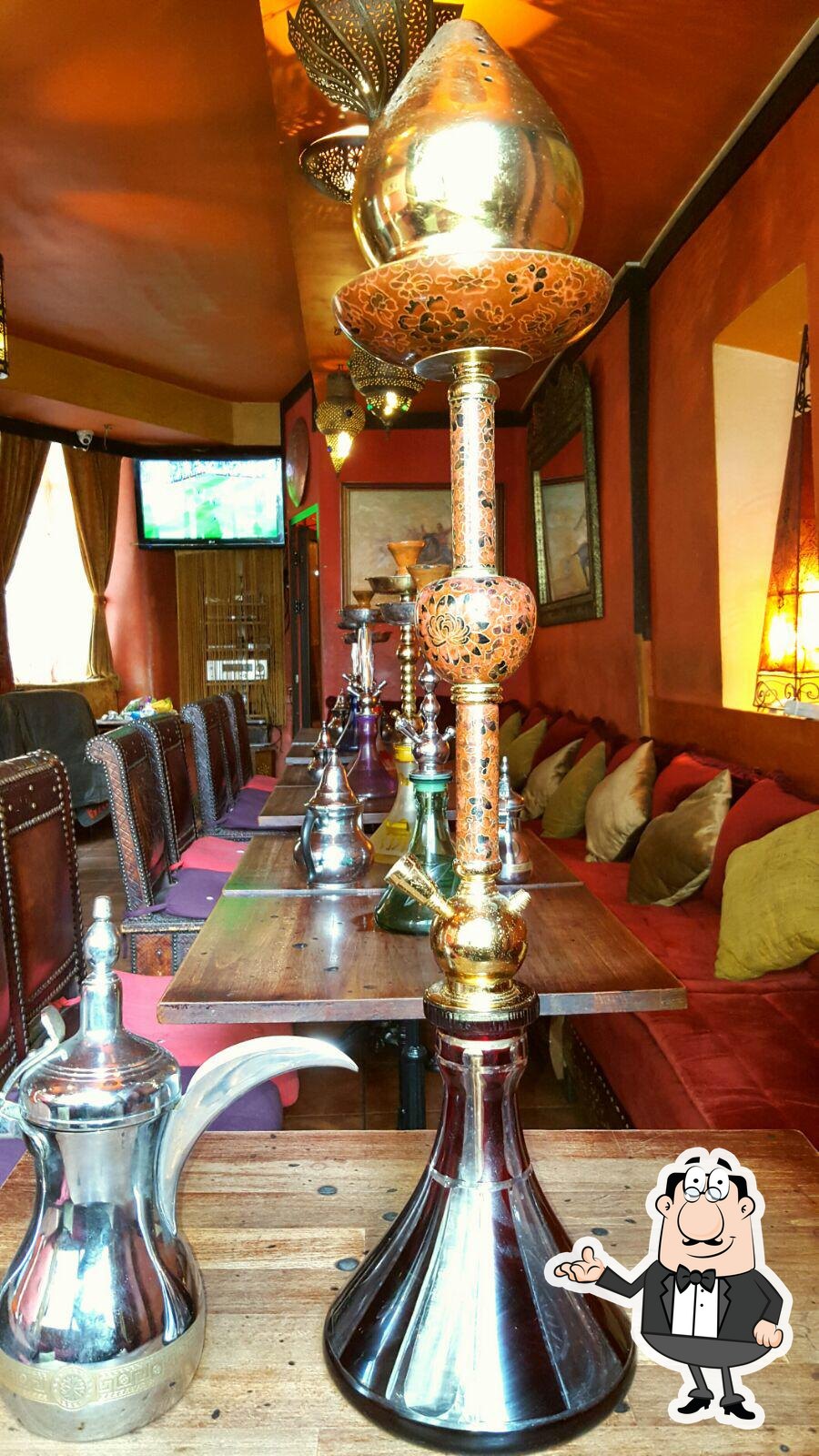 Посмотрите на внутренний интерьер "Sahara Cafe".