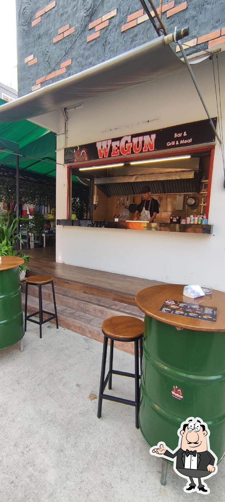 Посмотрите на внутренний интерьер "WeGun Bar & Grill Гриль Бар и ресторан в Паттайе".