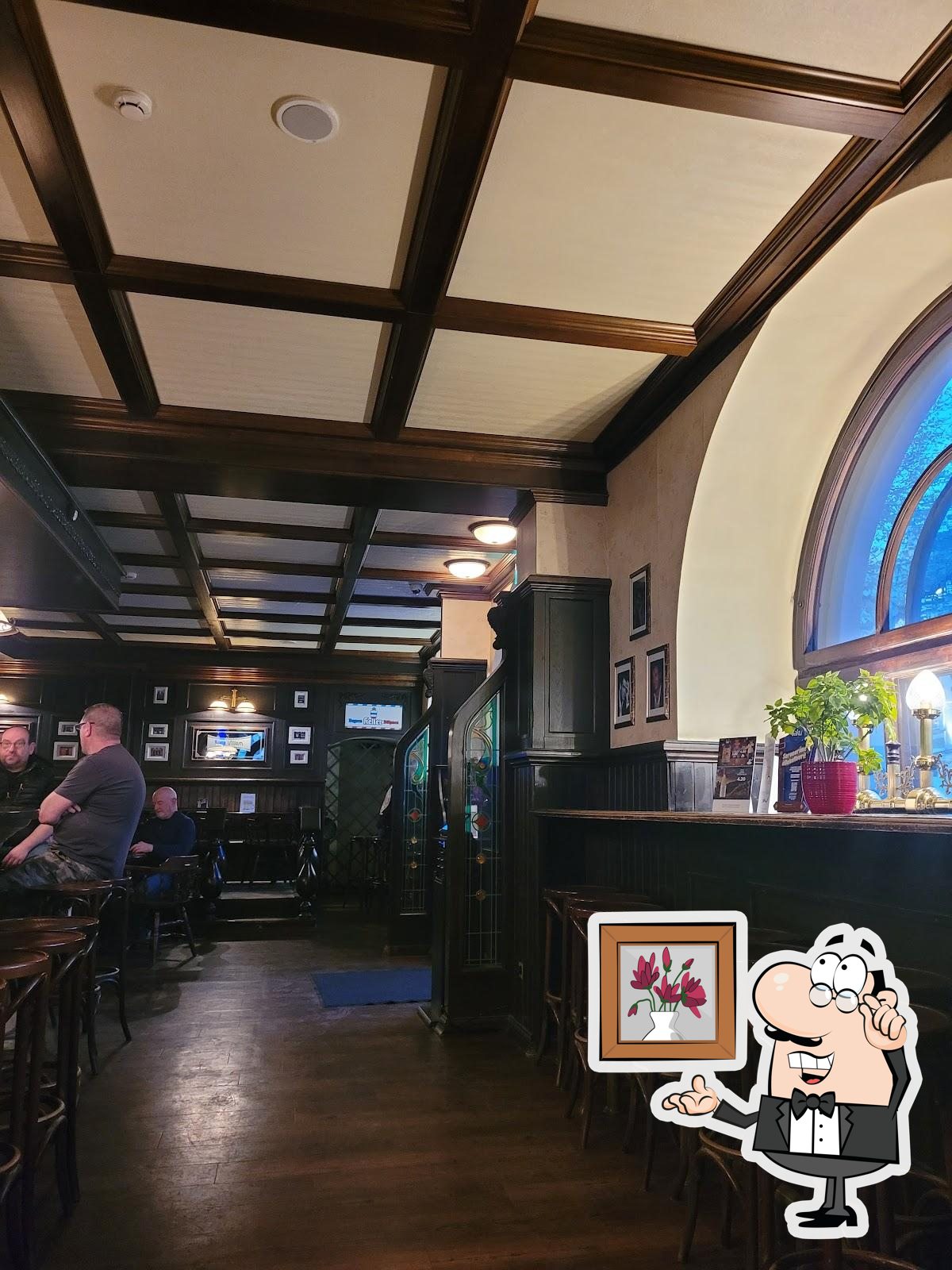 Посмотрите на внутренний интерьер "Паб Dubliner".