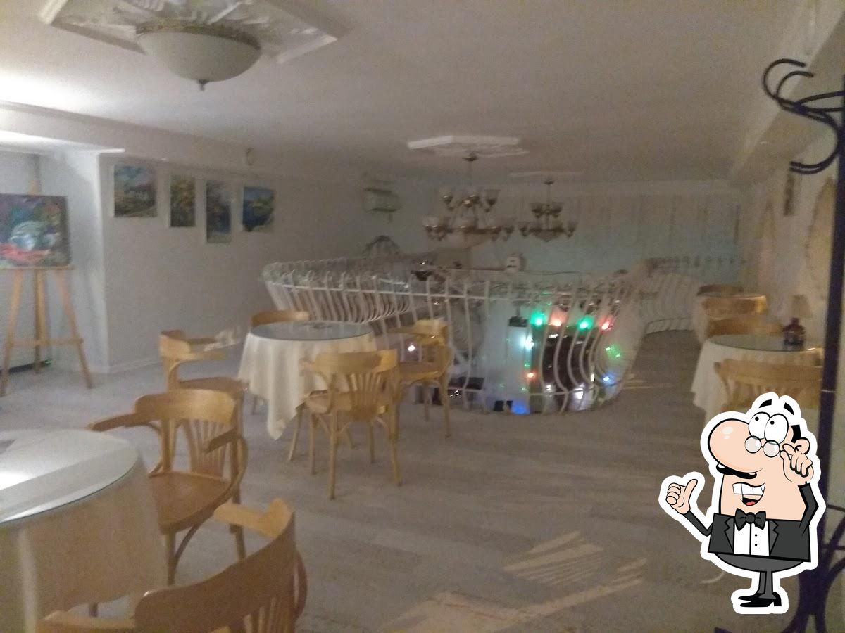 Забронируйте столик в "Арт-кафе Снежинка".