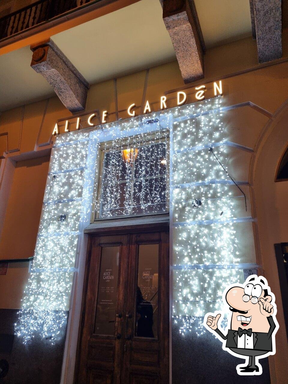 Посмотрите на внутренний интерьер "Alice Garden".