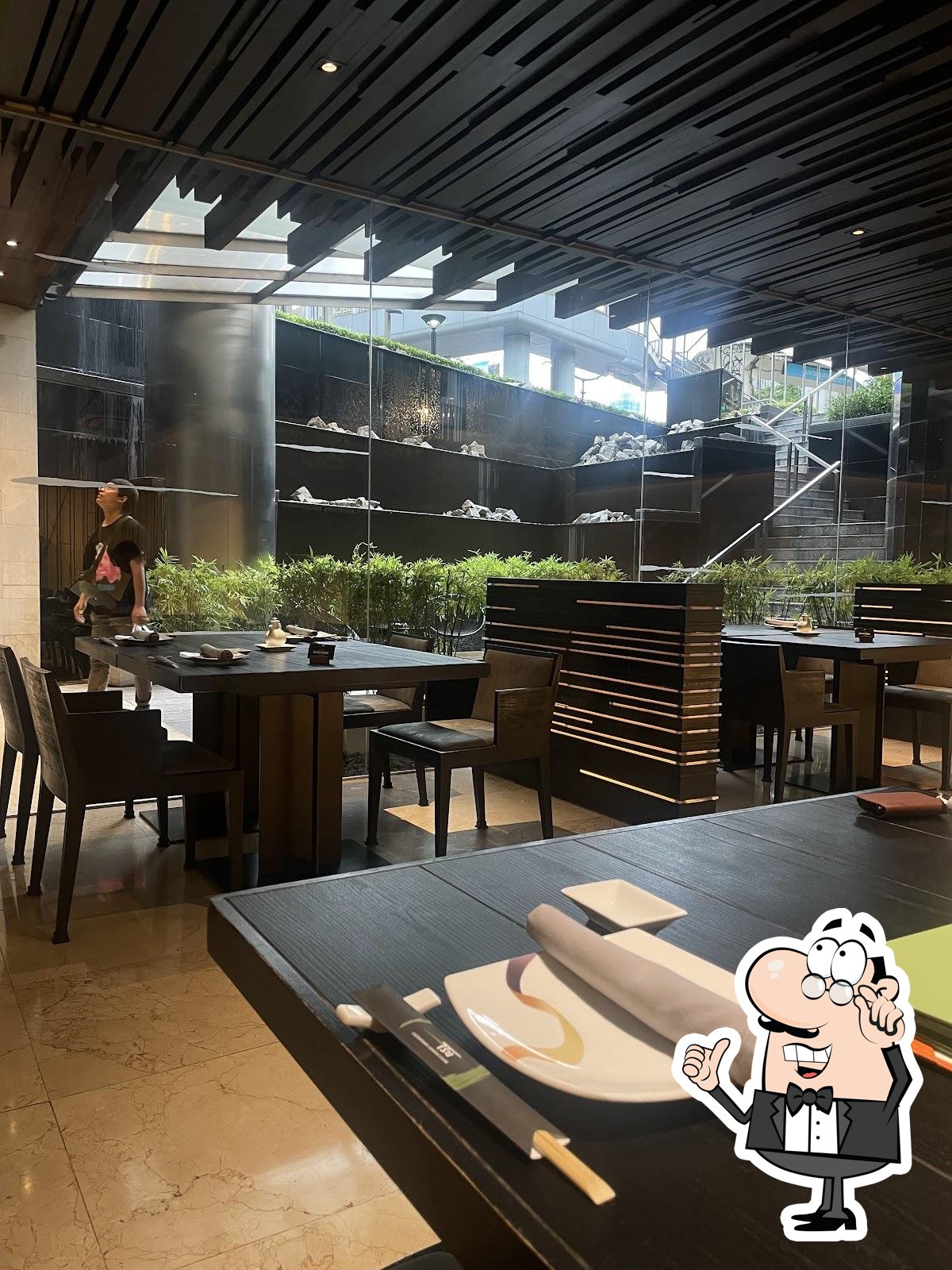Посмотрите на внутренний интерьер "Tsu Japanese Restaurant".