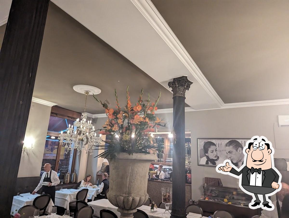 Интерьер "YAS Restaurant".