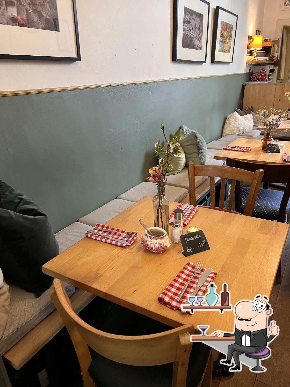 Забронируйте столик в "Shari's Kitchen".