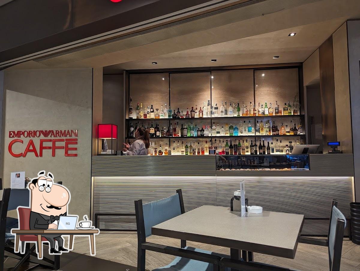 Забронируйте столик в "Emporio Armani Caffè & Ristorante".