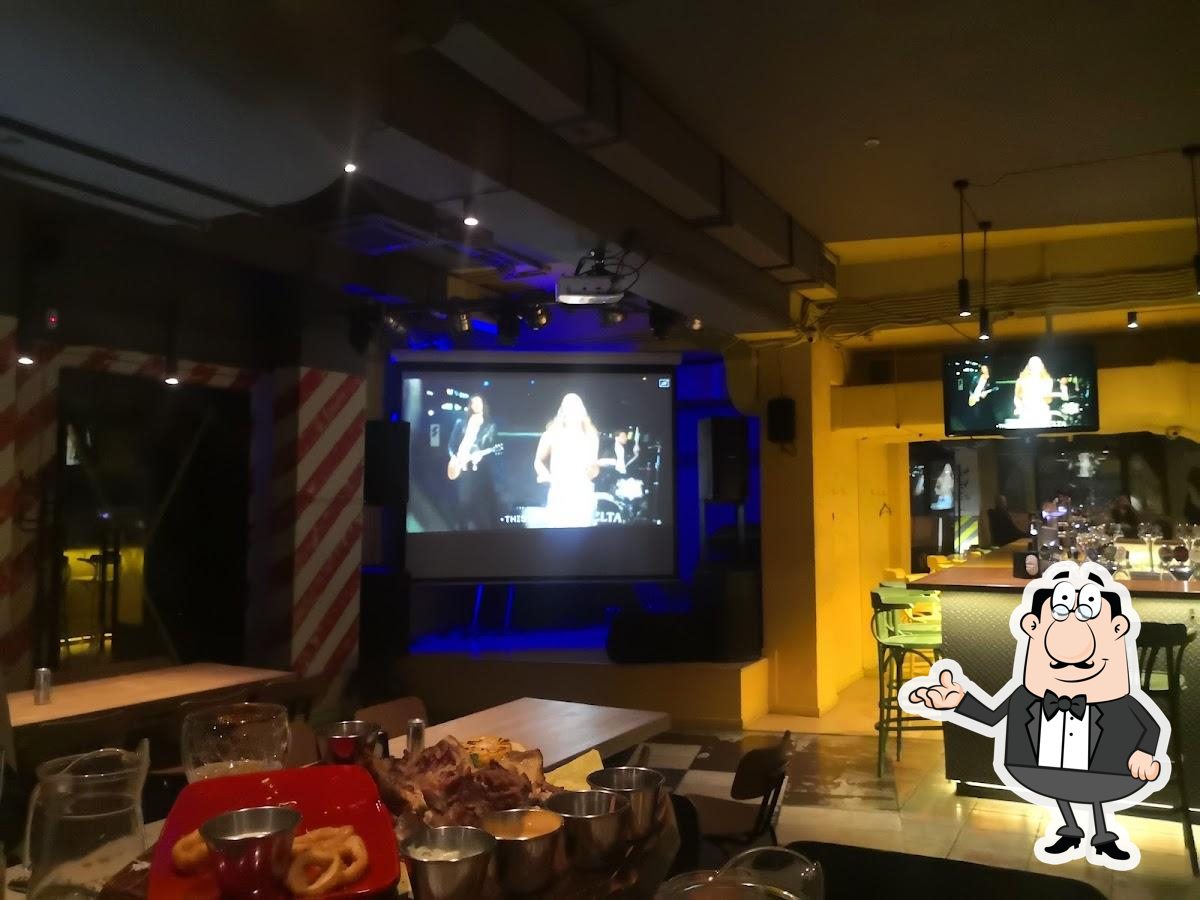 Посмотрите на внутренний интерьер "This Is Пивбар".