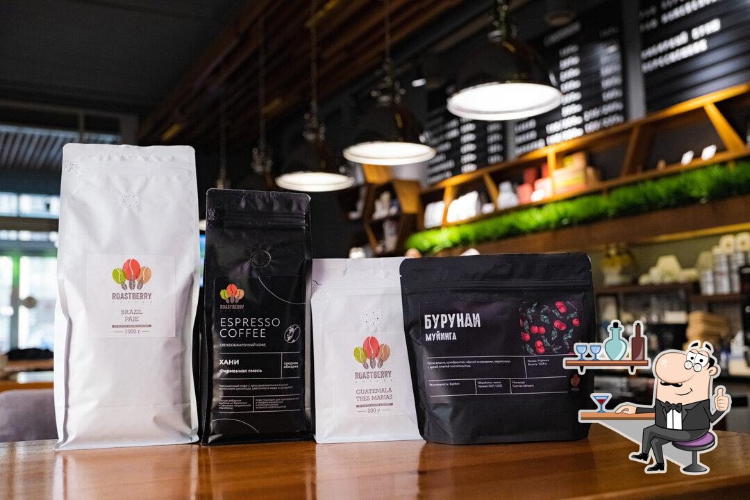 Посмотрите на внутренний интерьер "Roastberry coffee".