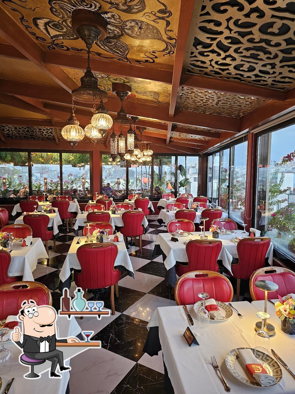 Посмотрите на внутренний интерьер "Roof Mezze 360 Restaurant".