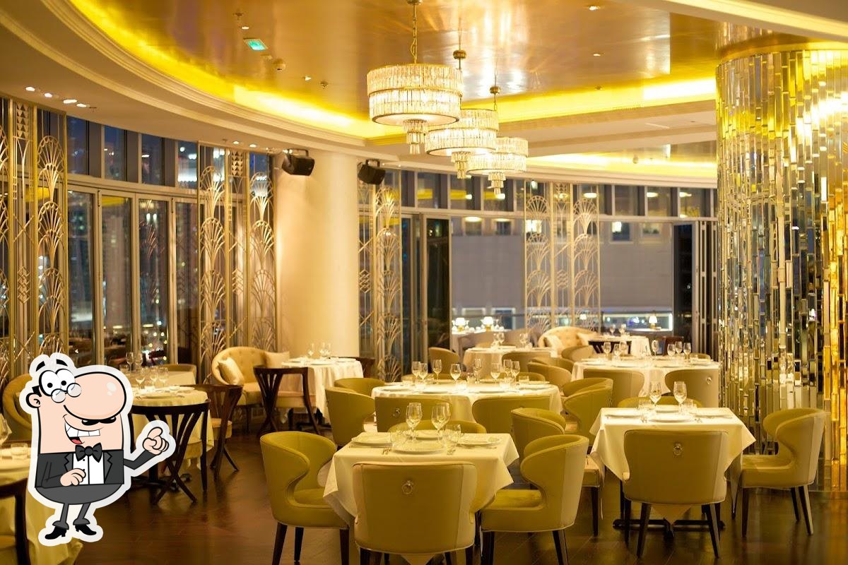 Посмотрите на внутренний интерьер "Atelier M Restaurant".
