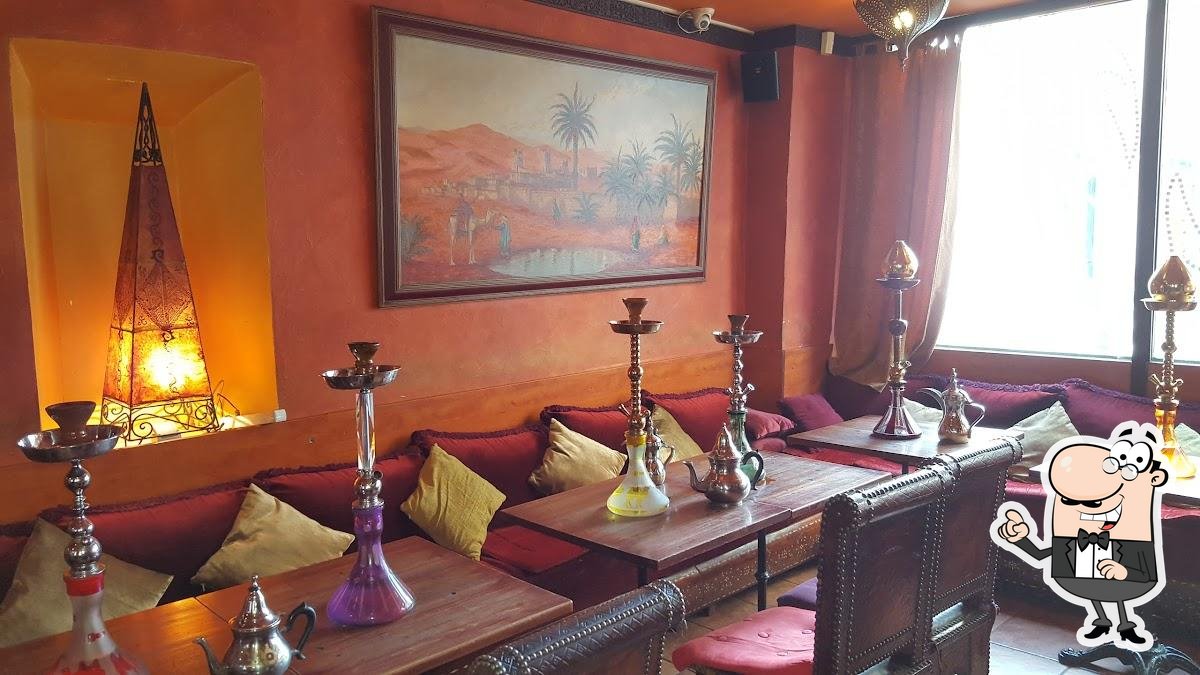 Посмотрите на внутренний интерьер "Sahara Cafe".