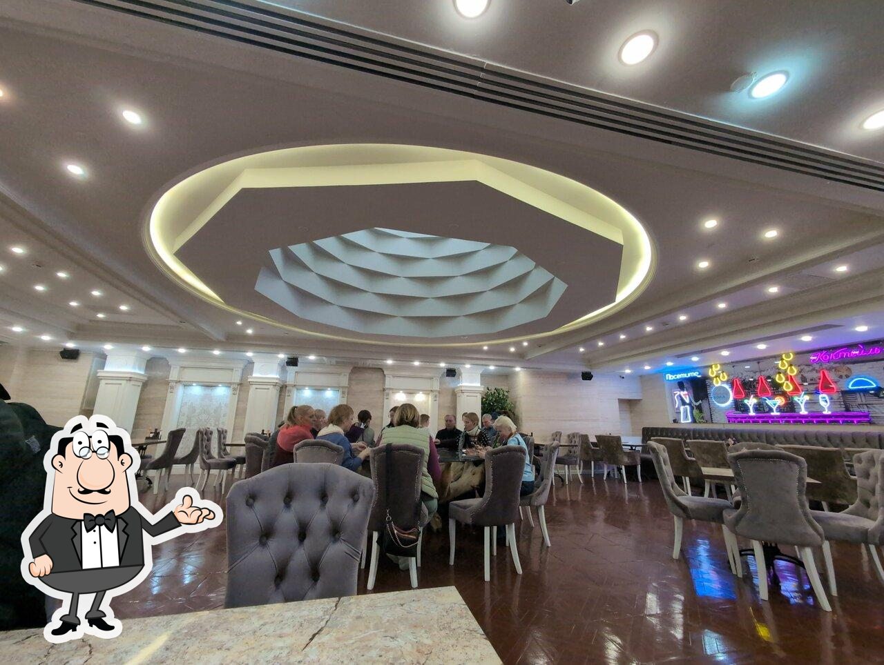 Посмотрите на внутренний интерьер "КоКтейль-Холл".