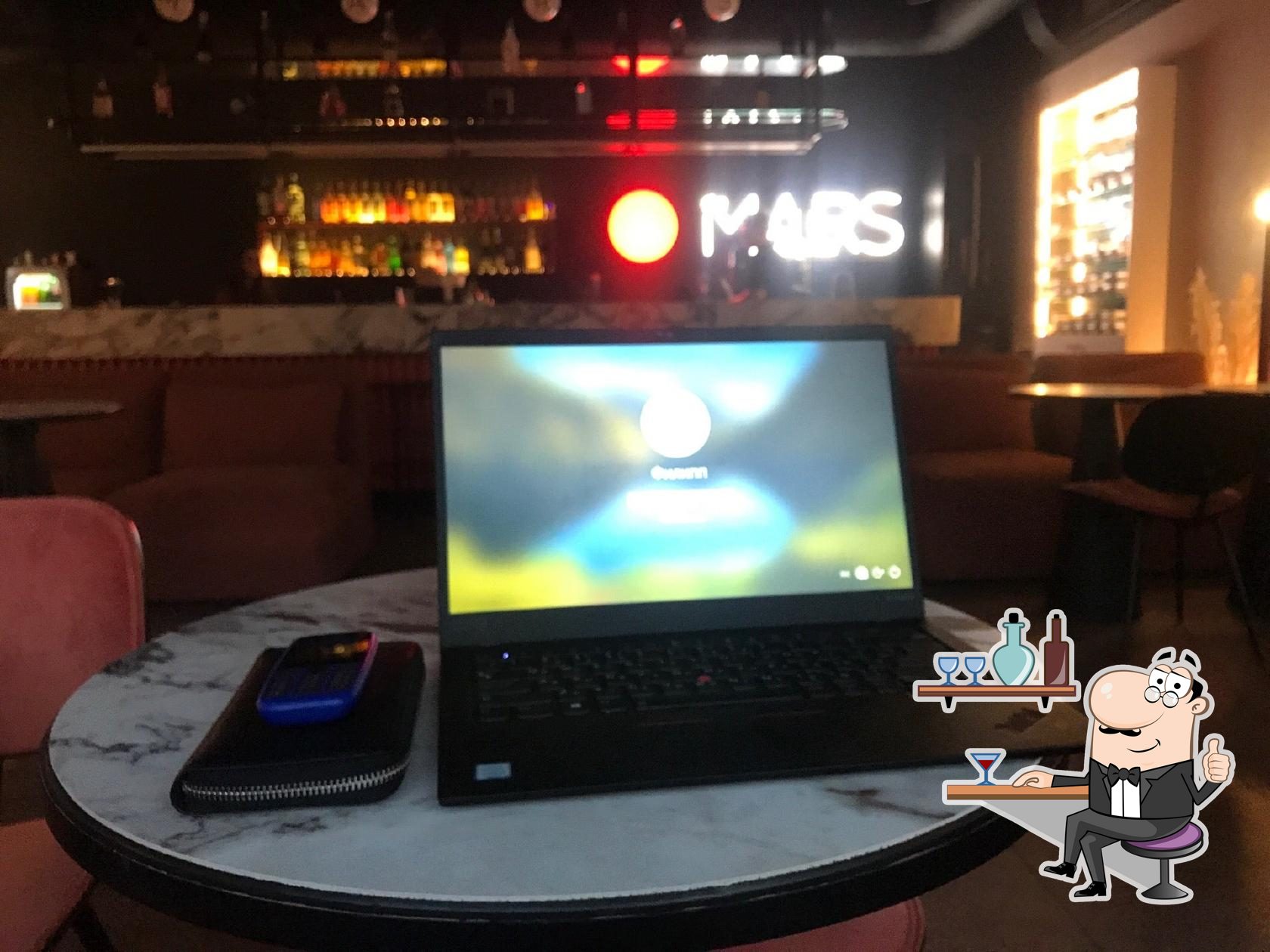 Посмотрите на внутренний интерьер "The Mars Lounge Bar".