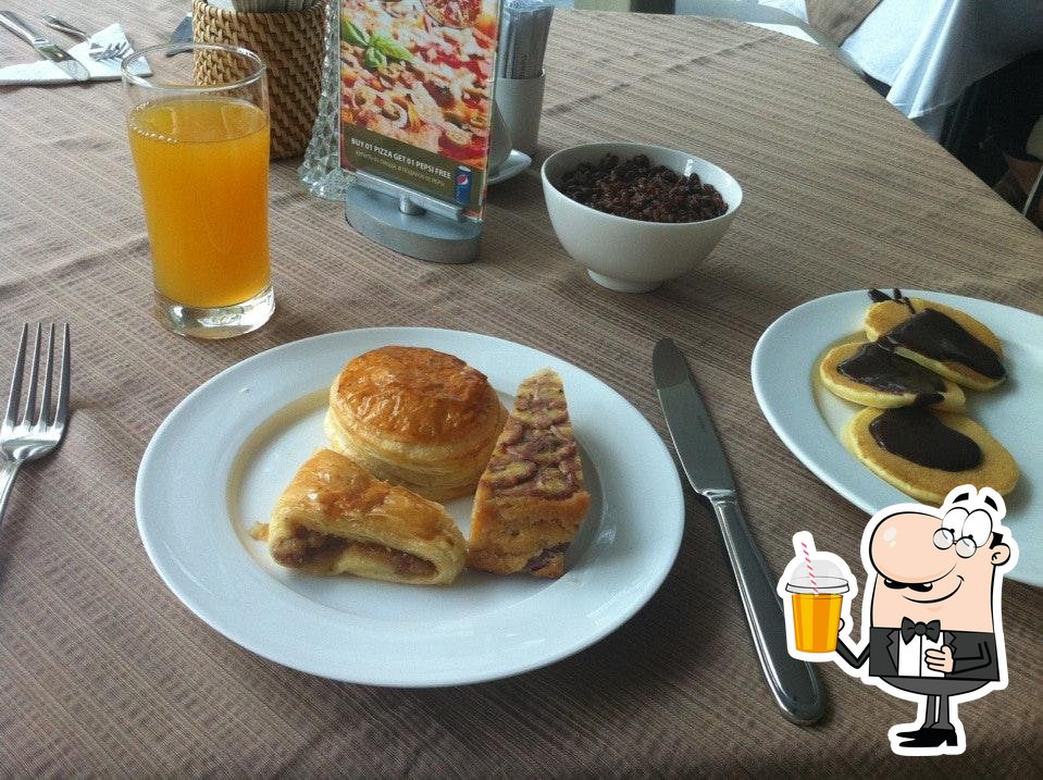 "Red Tilapia Restaurant" предоставляет гостям большой выбор напитков.