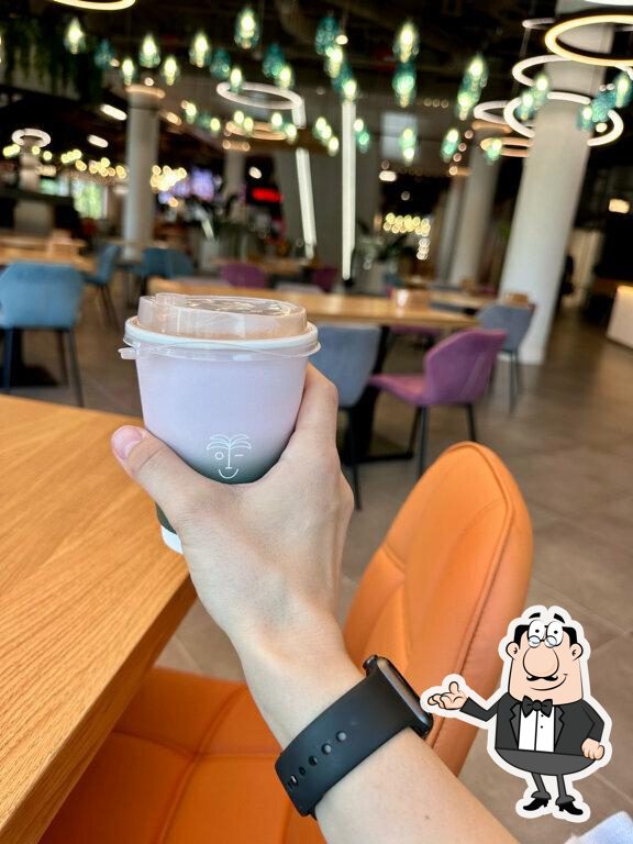 Посмотрите на внутренний интерьер "Brew & Vibe".
