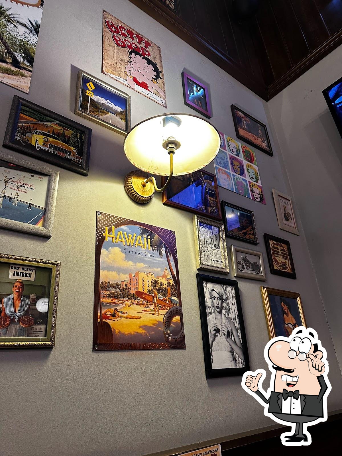Интерьер "Grizzly Bar".