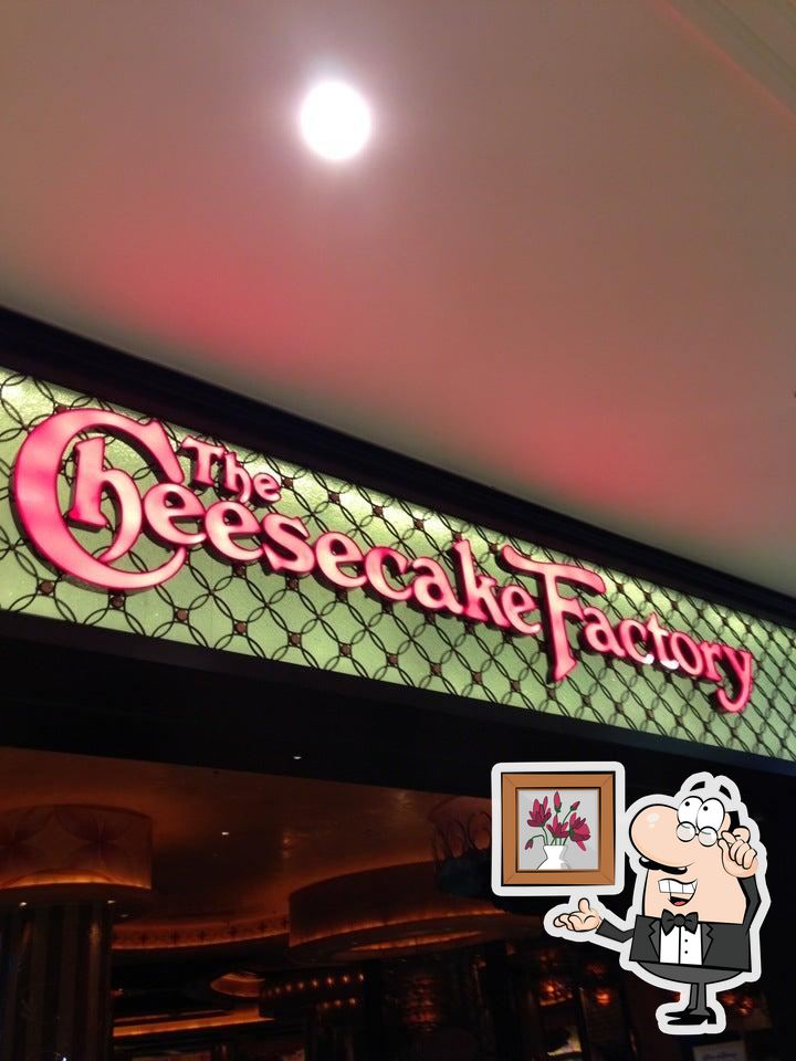 Забронируйте столик в "The Cheesecake Factory".