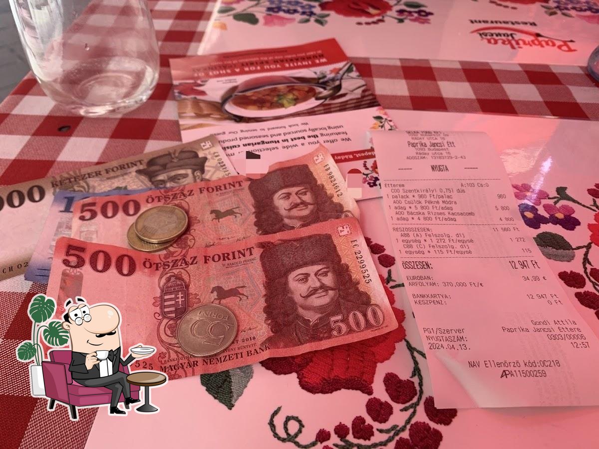 Посмотрите на внутренний интерьер "Paprika Jancsi Restaurant".