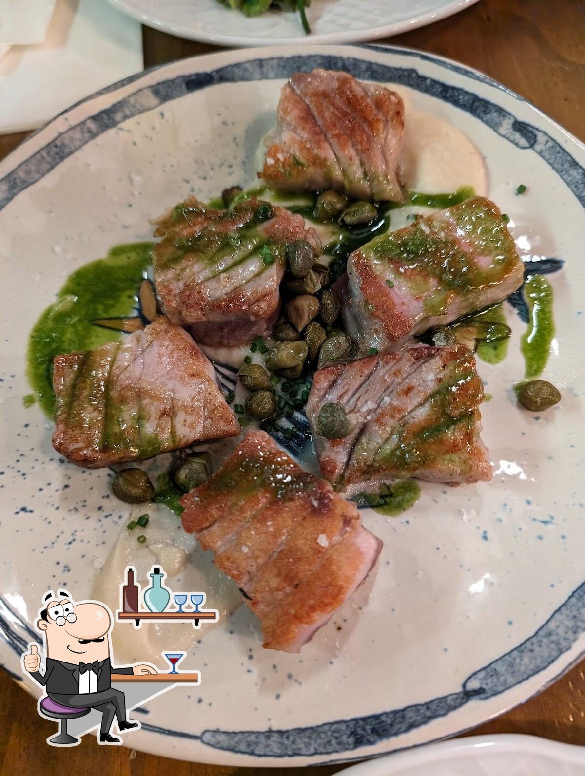 Посмотрите на внутренний интерьер "El Mesón de Cervantes Restaurante Mediterráneo Centro de Málaga".