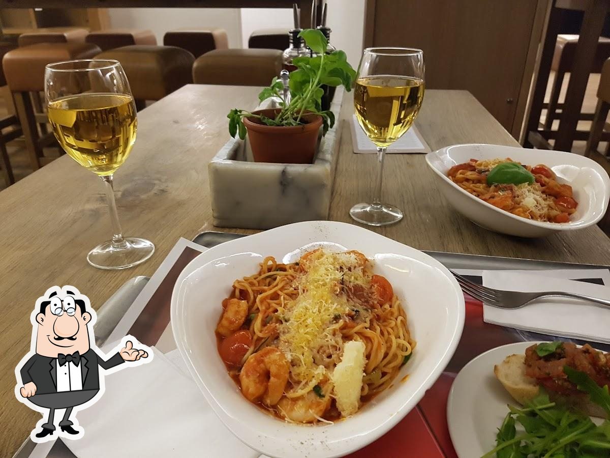 Посмотрите на внутренний интерьер "Vapiano".