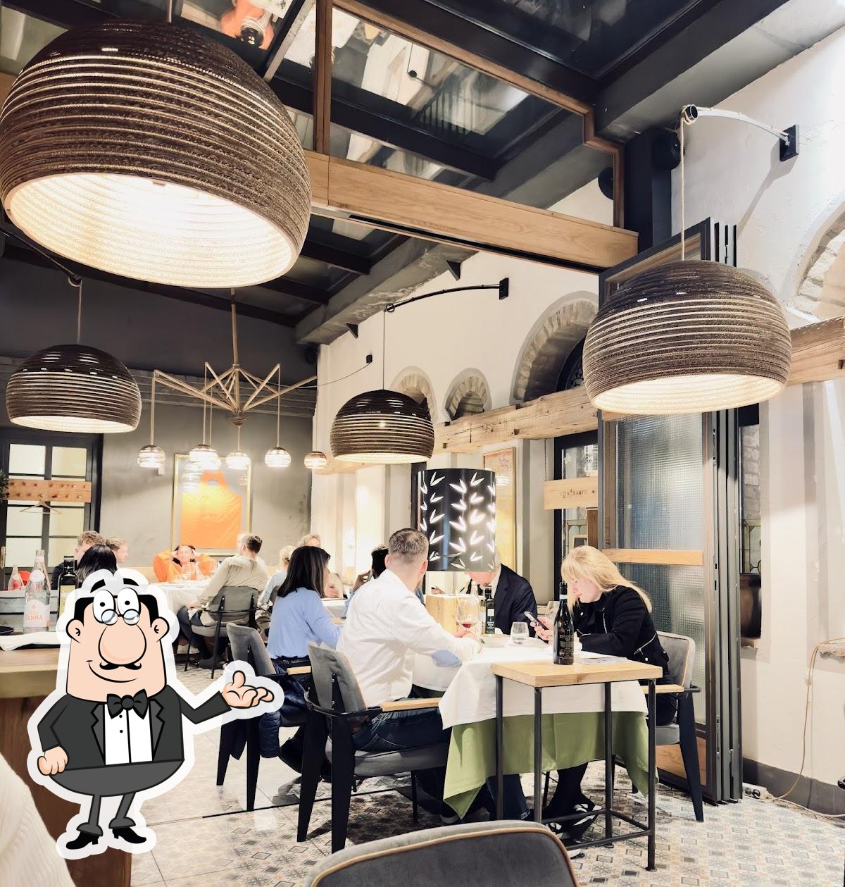 Посмотрите на внутренний интерьер "Trattoria Pomo D'Oro".