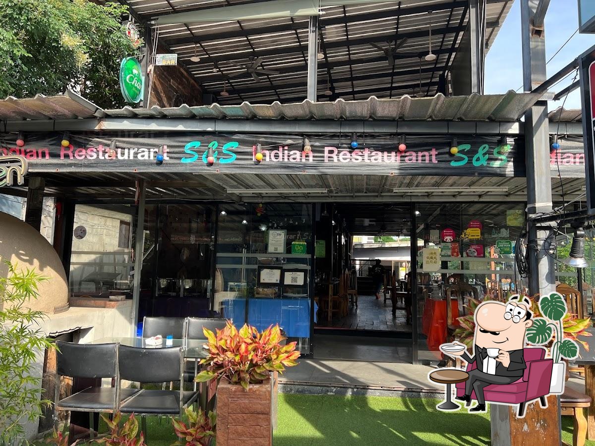 Посмотрите на внутренний интерьер "S and S Indian Restaurant Hua Hin".