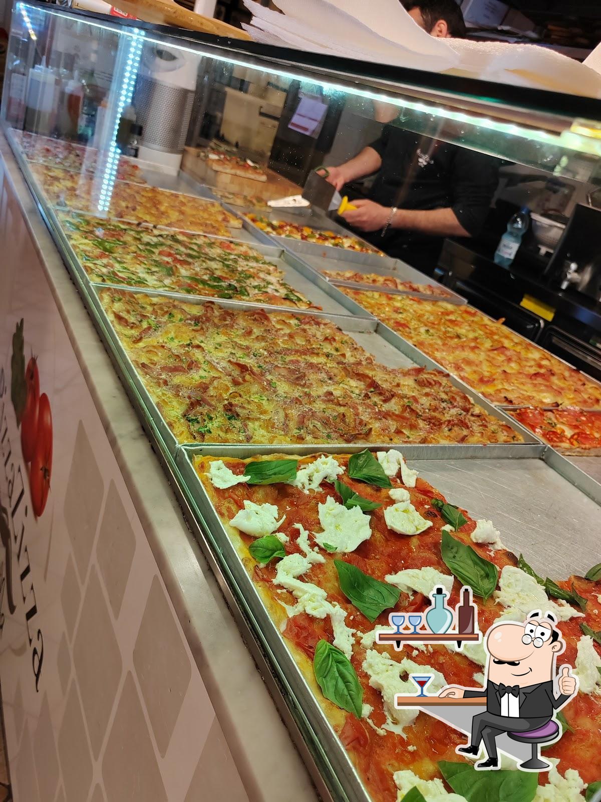 Посмотрите на внутренний интерьер "Pizza Zizza".