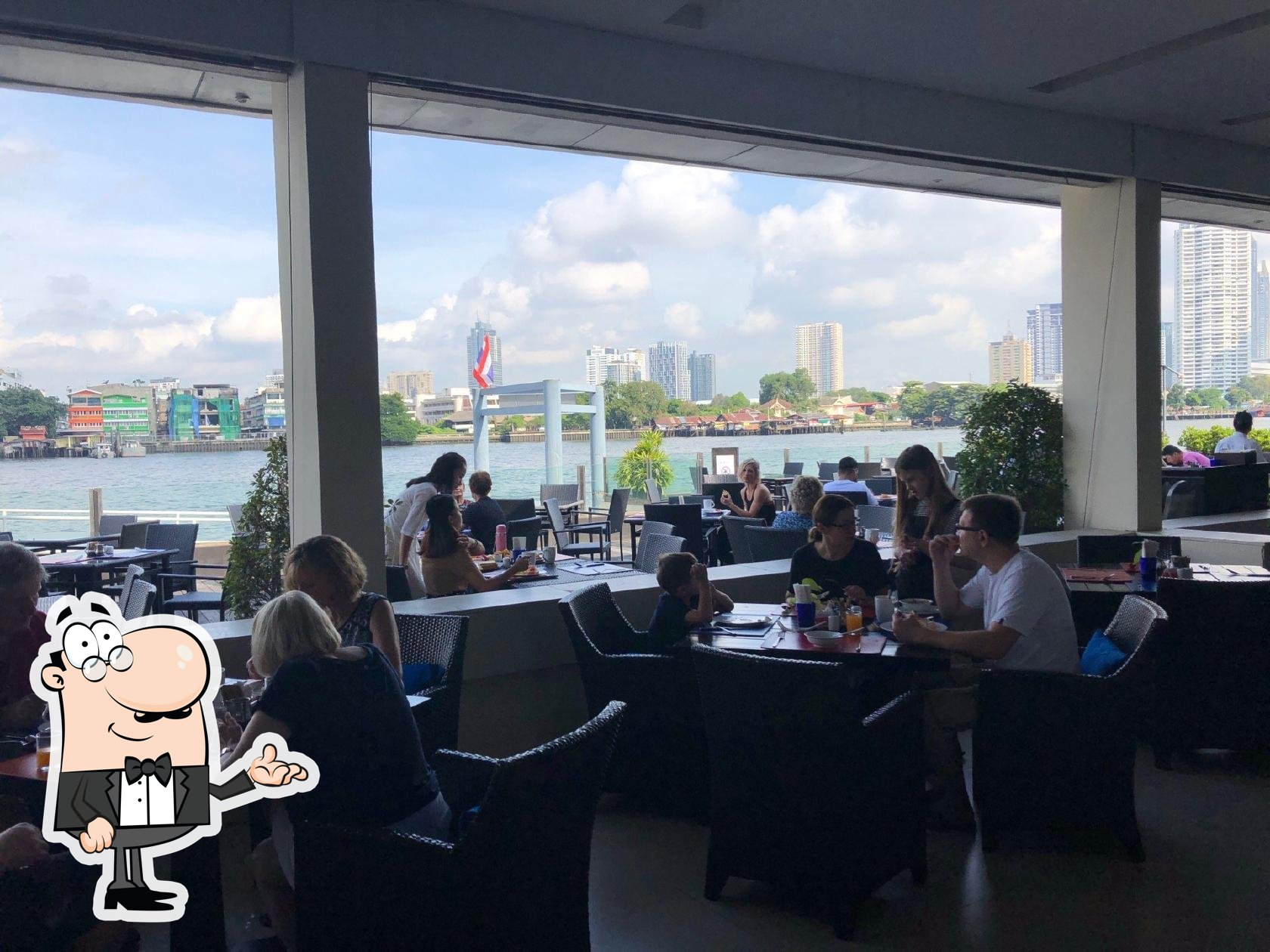 Интерьер "The Terrace@72 Buffet Ramada".