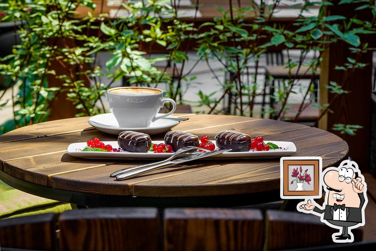 Посмотрите на внутренний интерьер "Plaza Garden Cafe".