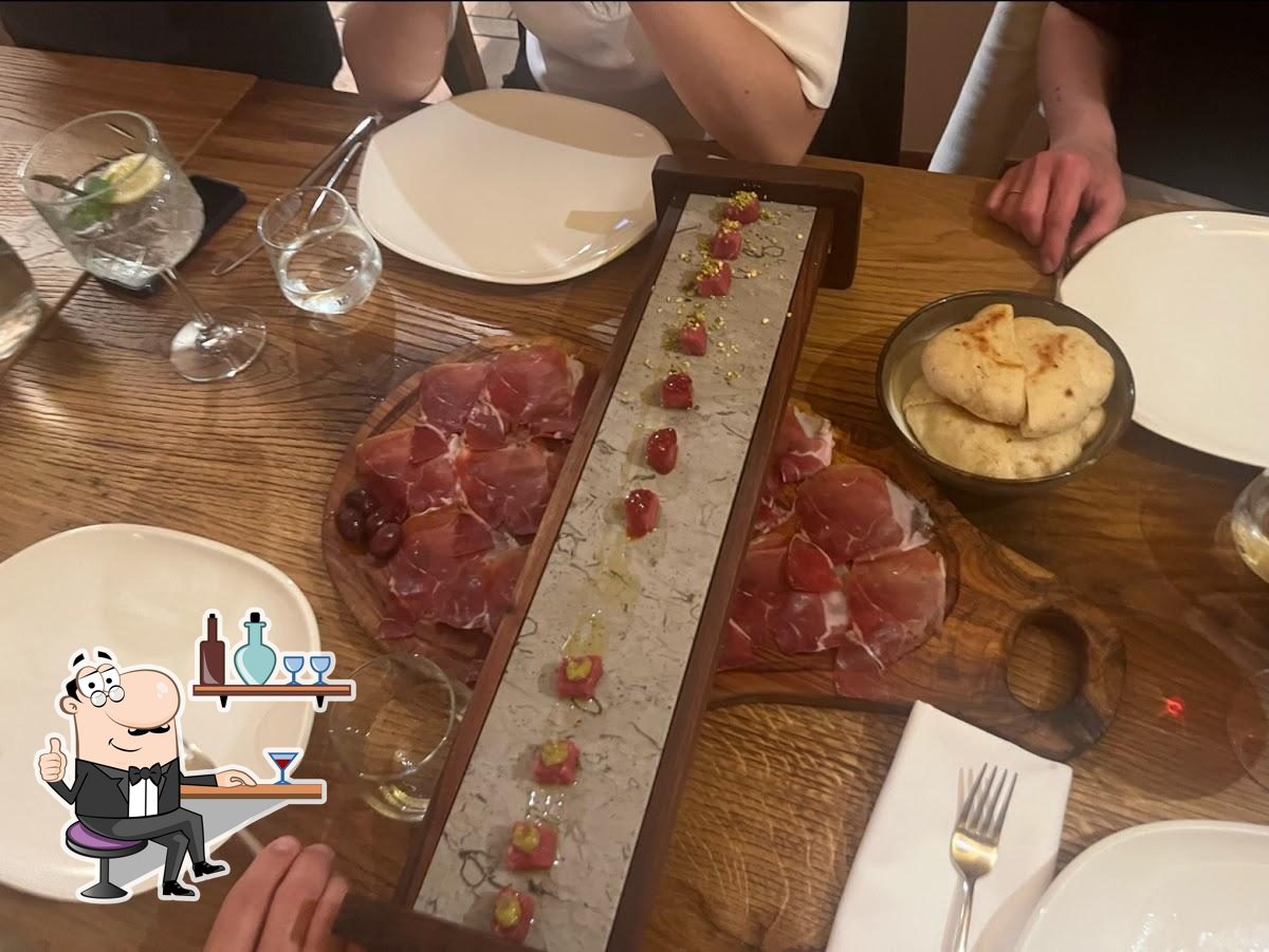 Забронируйте столик в "Compa Restaurant Okrepčevalnica Čompa".