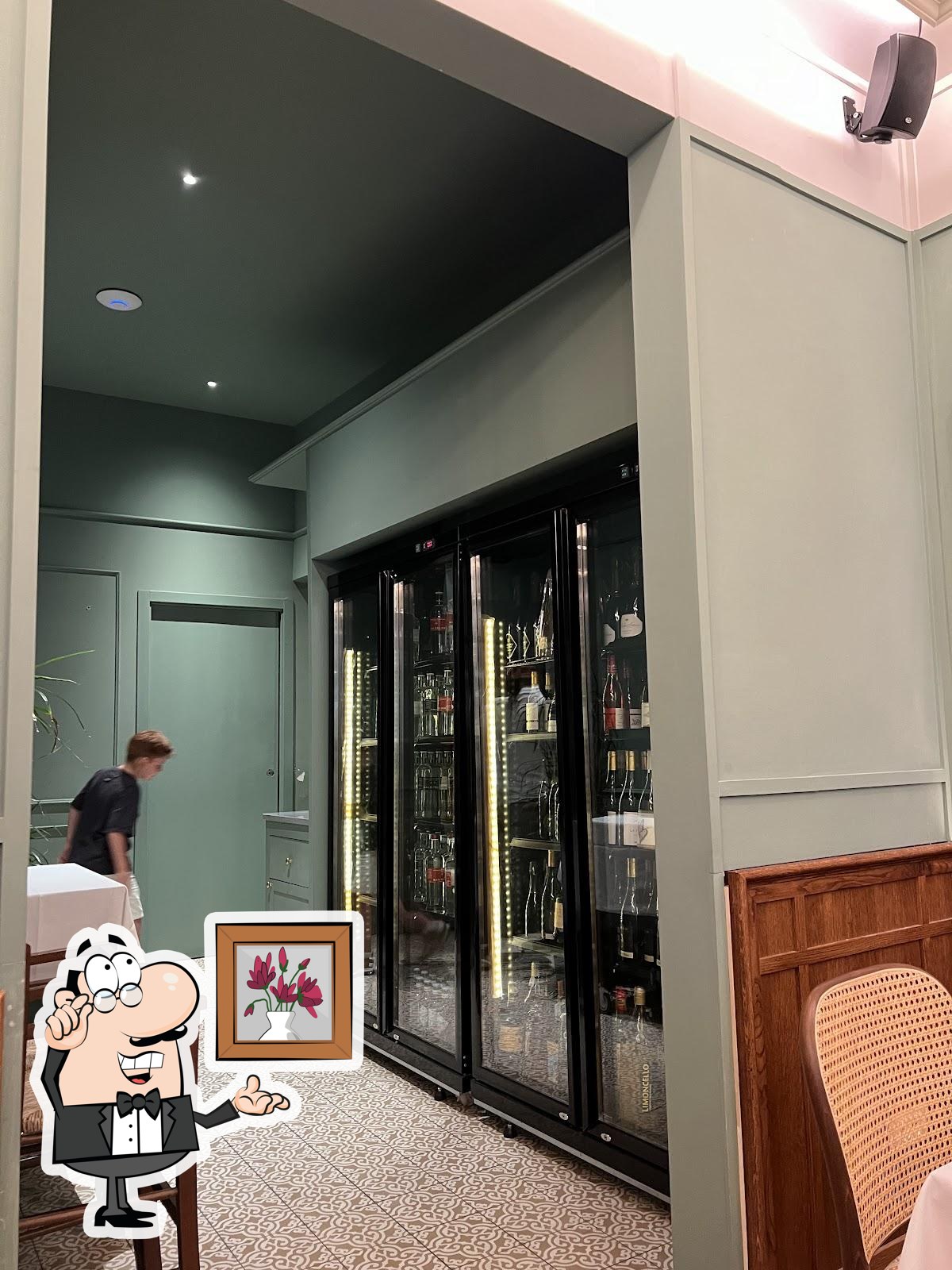 Посмотрите на внутренний интерьер "Trattoria Dalloste Chianineria".